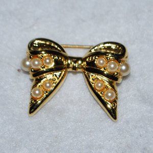 Adorable Petite Bow Pin w/Pearls by Joan Rivers